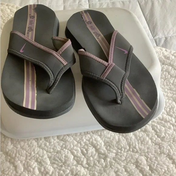 Nike Women's south beach flip flops. - Picture 3 of 3